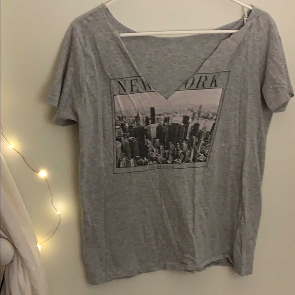 Grey Manhattan T-shirt with distressed neckline
